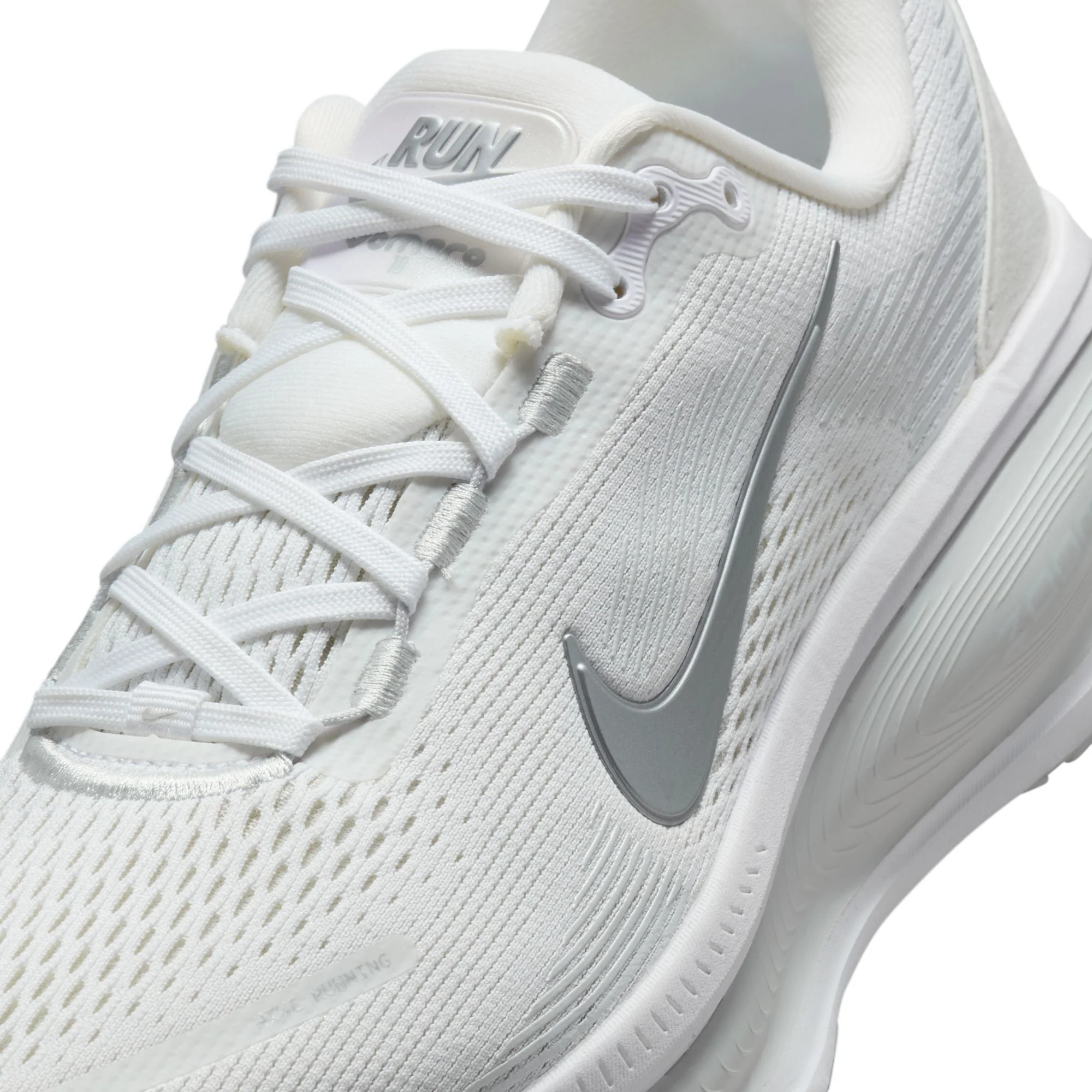 Nike Womens Vomero 18 | White/ Metallic Silver - Image 3